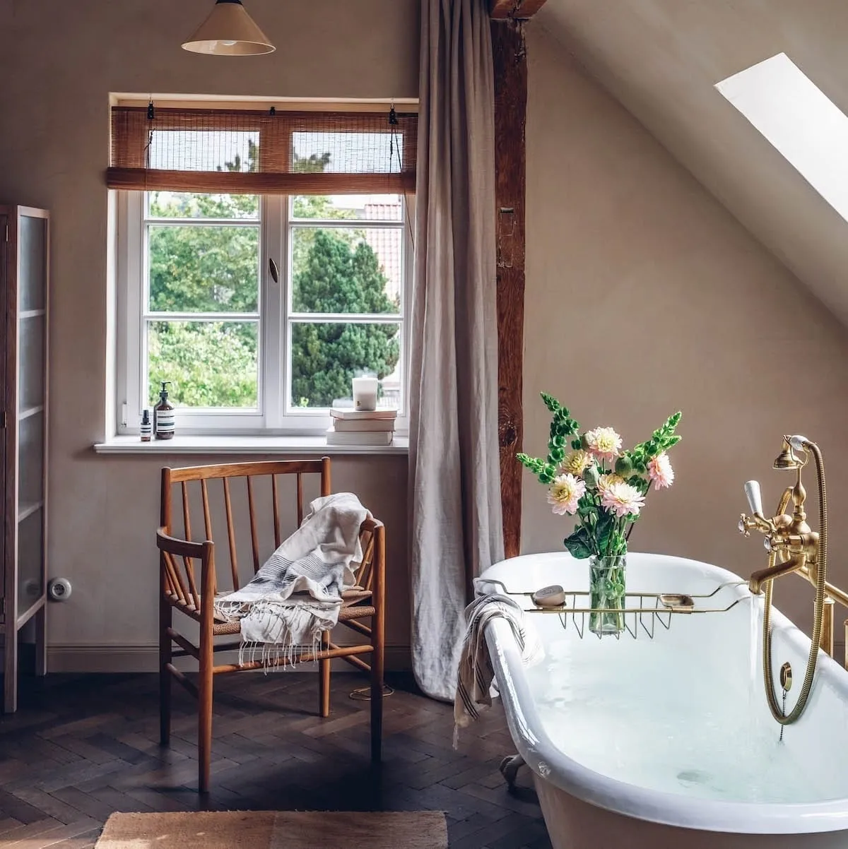 Sorpetaler Holz-Sprossenfenster im Designtales Badezimmer