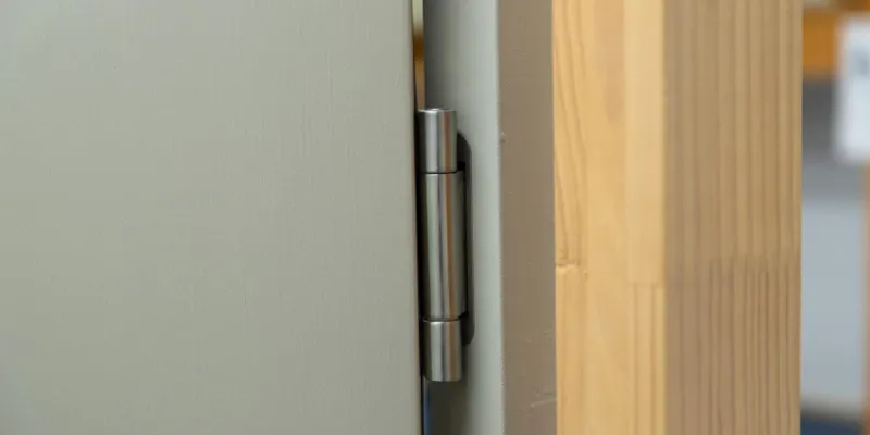 Stable adjustable hinges