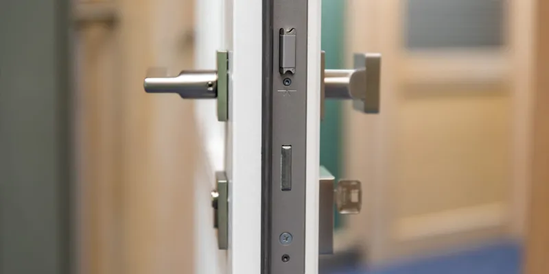 Bolt and lock latch